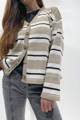 Saco tejido a rayas horizontales color visón, blanco y negro, con botones.