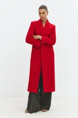 Abrigo entallado de Zara Woman Collection confeccionado en mezcla de lana, con cuello de solapa, manga larga con hombreras, falsos bolsillos de solapa y cierre frontal con botones.