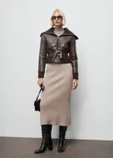 Vestido midi de punto acanalado con cuello perkins y manga larga. Presenta un diseño entallado que se ajusta a la silueta.