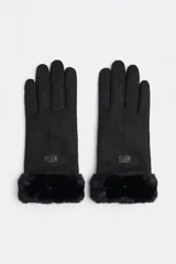 Guantes negros de gamuza sintética con detalle de piel sintética en las muñecas y parche con logo de la marca.