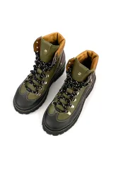 Borcego de cuero verde con detalles en marrón y negro, con cordones y suela track.