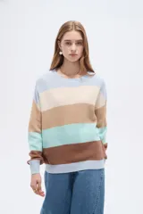 Sweater de punto de algodón con diseño de rayas horizontales multicolor, cuello redondo y mangas largas.