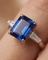 Anillo de plata 925 con piedra central de raíz de zafiro de corte rectangular y circonias en formato baguette a los costados.