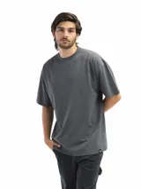 Remera de manga corta, cuello redondo y calce oversized, color gris oscuro con efecto lavado.