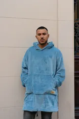 Canguro celeste unisex de felpa con capucha y bolsillo delantero. Se puede usar largo o corto ajustando el cordón.