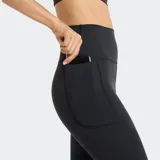 Calza deportiva New Balance Harmony Pocket High Rise, color negro, tiro alto, confeccionada en tejido suave y elástico con tecnología de secado rápido NB DRY. Presenta bolsillos laterales.