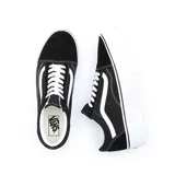 Championes Vans Old Skool Stackform de caña baja, color negro con la clásica banda lateral blanca y suela de plataforma blanca.