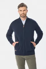 Campera tejida de algodón azul con cierre frontal y cuello alto. Corte clásico.