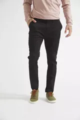 Pantalón chino de gabardina con corte skinny, bolsillos laterales y traseros, y cierre frontal con botón y cremallera.