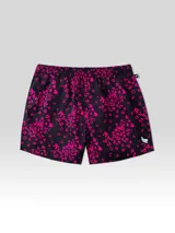 Short de baño negro con estampado de flores rosas.