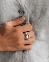 Anillo de plata 925 con diseño orgánico y voluminoso, con textura irregular que evoca una forma natural.
