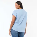 Blusa de manga corta en color azul con estampado de rayas verticales blancas, cuello en V con abertura y corte holgado.