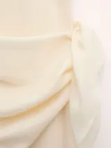 Vestido midi color crudo, con cuello drapeado, mangas cortas holgadas y diseño recto.
