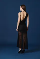 Vestido corto tipo corset con escote strapless, confeccionado en una combinación de encaje y crepe. Presenta un cuerpo estructurado con transparencias de encaje y una falda recta con terminación de encaje en el ruedo.