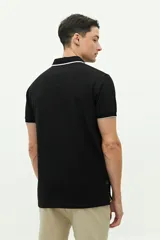 Remera polo gris con cuello y mangas con borde blanco, logo bordado en el pecho y corte regular. Confeccionada en algodón y spandex.