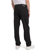 Pantalón de jeans negro para hombre, de corte recto y diseño clásico de cinco bolsillos, con cierre de cremallera y botón metálico.