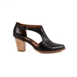 Zapato de cuero negro estilo guillermina, con diseño abierto en los laterales, taco alto de madera y hebilla metálica de ajuste.