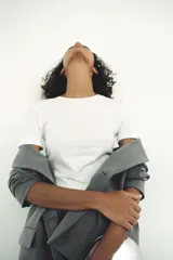 Camiseta cropped color amarillo, de corte slim fit, cuello redondo y manga corta.