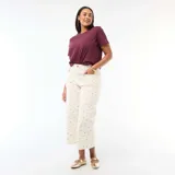 Pantalón de corte wide leg color blanco con estampado floral pequeño, de tiro alto y diseño de cinco bolsillos.