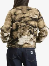 Campera de polar tipo sherpa con estampado camuflado en tonos tierra. Presenta cierre frontal completo, cuello alto, bolsillos laterales y un bolsillo frontal con cierre en el pecho con el logo de la marca.