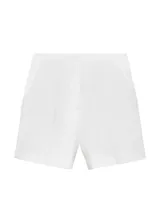 Short blanco de tiro medio y corte recto, confeccionado en lino, con bolsillos laterales y cierre frontal oculto.