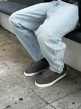 Pantalón de jean celeste claro, de corte holgado.