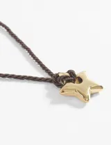 Collar con cordón marrón trenzado y dije de estrella dorada.