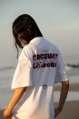 Remera marrón de corte oversize con estampa trasera con la palabra 'Uruguay' y logo delantero.