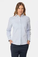 Camisa de manga larga entallada, confeccionada en una mezcla de algodón con spandex. Presenta cuello clásico, cierre frontal con botones al tono y puños abotonados.