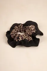 Set de dos gomitas de pelo, una con estampado animal print y otra negra con textura acanalada.