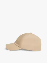 Gorra de béisbol de sarga de algodón color beige, de diseño ligero y seis paneles, con ojales de ventilación y visera curvada con costuras texturizadas. Cuenta con el logo lineal de Tommy Jeans bordado en la parte delantera y cierre ajustable en la parte trasera.