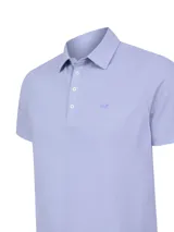 Remera polo de manga corta color lila, confeccionada en mezcla de algodón y sorona, con cuello camisero, cierre frontal de cuatro botones y pequeño logo de pato bordado en el pecho.