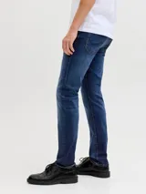 Jeans de corte slim fit en denim azul con efecto lavado, confeccionados en tejido elástico con mezcla de algodón y lyocell.
