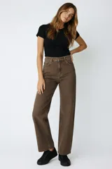 Pantalon de jean de corte recto y tiro medio, color marrón con costuras a tono.