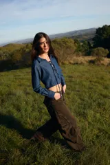 Pantalón de jean estilo baggy con pierna recta y ancha. Presenta bolsillos cargo laterales, cortes envivados y bordado del logo en la parte trasera.