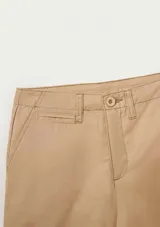 Pantalón de sarga color beige, de corte recto y holgado, con trabillas para cinturón y cierre frontal.