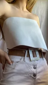 Top strapless de ecocuero blanco, confeccionado a medida con espalda ajustable.