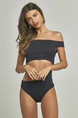Traje de baño de dos piezas color negro. El top es tipo bandeau con hombros descubiertos y la parte inferior es una bombacha de tiro alto.