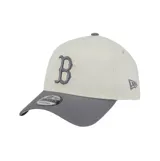 Gorra New Era modelo 9FORTY A-Frame de los Boston Red Sox, color beige con visera y botón superior grises. Cuenta con la letra 'B' bordada en el frente en relieve con contorno gris y detalles en verde lima, y el logo de la marca en el lateral.
