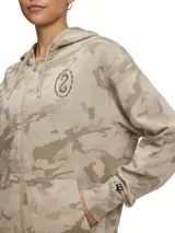 Campera con capucha y cierre frontal completo, confeccionada en tejido French Terry con estampado camuflado en tonos beige y arena. Presenta hombros caídos, bolsillos laterales y puños acanalados.