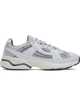 Championes Under Armour modelo UA Sola de color gris, con parte superior de malla ligera, superposiciones impresas en 3D, detalles reflectantes y entresuela de EVA acolchada con suela exterior de goma.