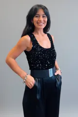 Musculosa negra sin mangas, confeccionada en terciopelo con aplicación integral de lentejuelas brillantes. Presenta un escote redondo y un corte ajustado al cuerpo.