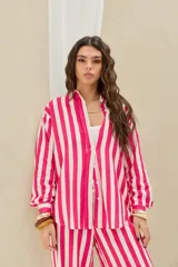 Camisa de corte oversize con estampado de rayas verticales en tonos fucsia y blanco, de manga larga abullonada y cierre frontal con botones.