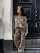 Pantalón de lanilla con estampado animal print de leopardo.