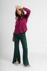 Camisa color vino con cuello clásico, mangas largas con puños abotonados y corte recto.