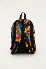 Mochila negra con estampado colorido de bananas, compartimento principal amplio, bolsillo frontal con cierre y correas ajustables.