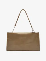 Bolso tipo clutch de diseño rectangular y minimalista, con acabado brillante y textura craquelada. Cuenta con cierre magnético, bolsillo interior con cremallera, asa de mano integrada y correa larga regulable y extraíble.