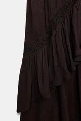 Falda midi marrón de cintura elástica fruncida con diseño de volantes escalonados y bajo asimétrico.