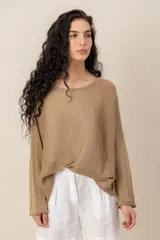 Sweater Pretty Style de punto fino metalizado en color dorado, con escote redondo amplio, mangas largas y diseño holgado.