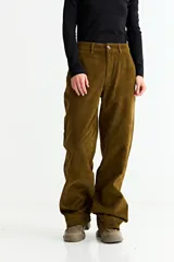 Pantalón de pana de corte wide leg, color verde oliva, con cierre frontal y bolsillos laterales.